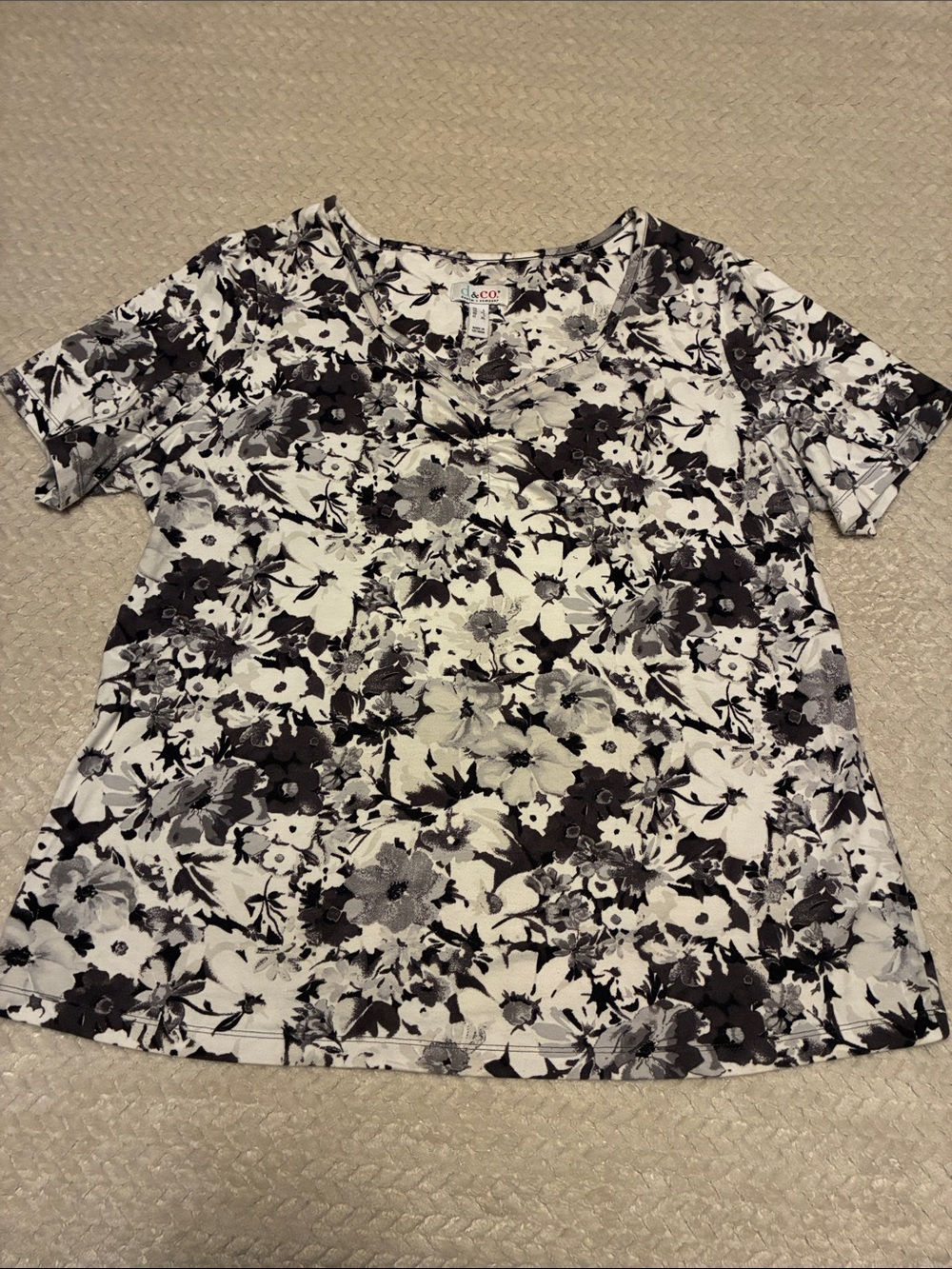 Black & White Floral V-Neck Short Sleeve Top by JACQUELINE KO
